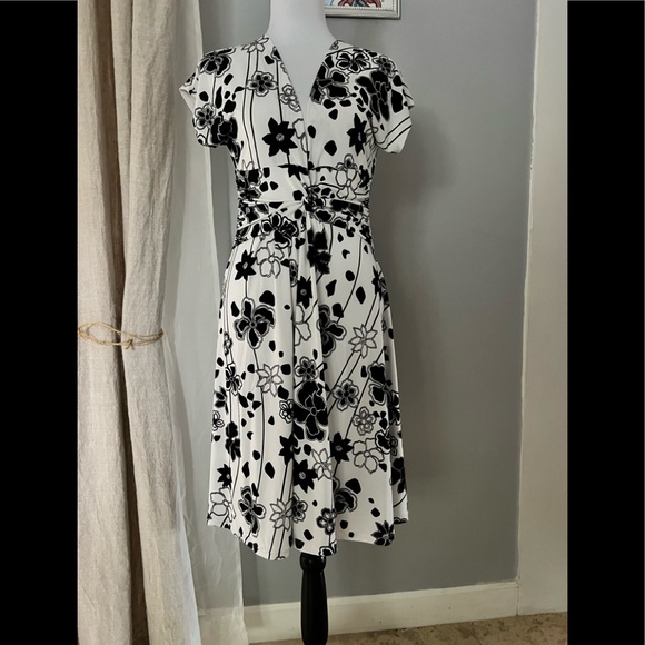 Dress. Knee length - Picture 1 of 16